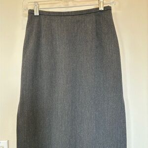 Classic grey wool skirt with cool paisly lining
